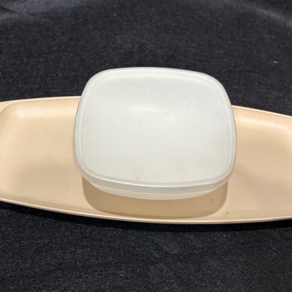 Vintage TUPPERWARE Chip Dip Snack Set SERVE ETTE Tray Gold #771 with Lid #772 - Picture 1 of 6